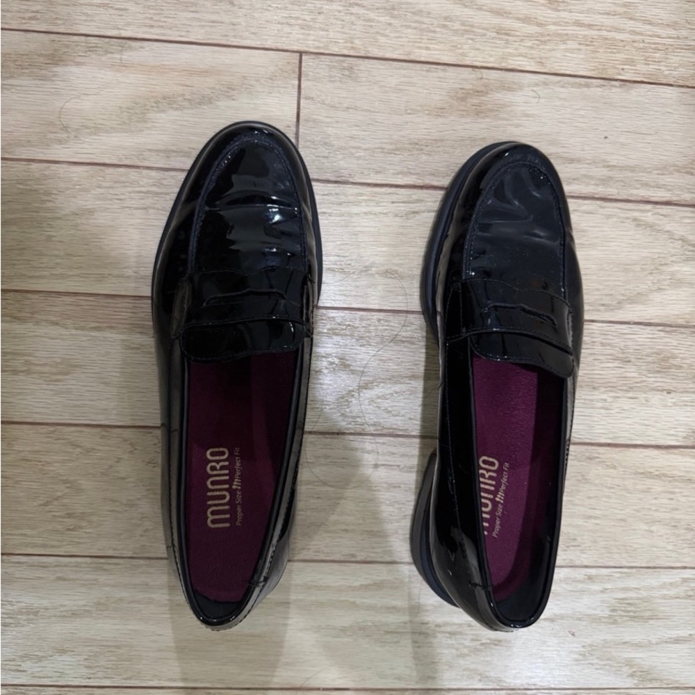 Munro Black Loafers Slip-Ons Sleek Design